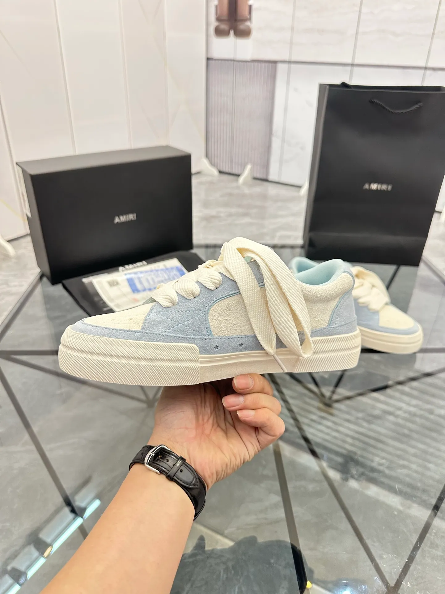 Men's shoes: 💰P600¥ Top quality in Guangzhou Product trademark: AMIRI* "Amir*" low-top casual shoes Regular size: 39-44 (can be customized to 45) Product material: Upper imported first-layer cowhide spliced ​​nubuck leather, breathable lining, original outsole. Number: 525